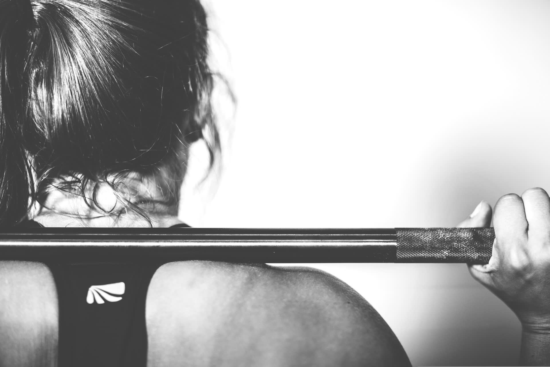 Athlète soulevant une barre en crossfit