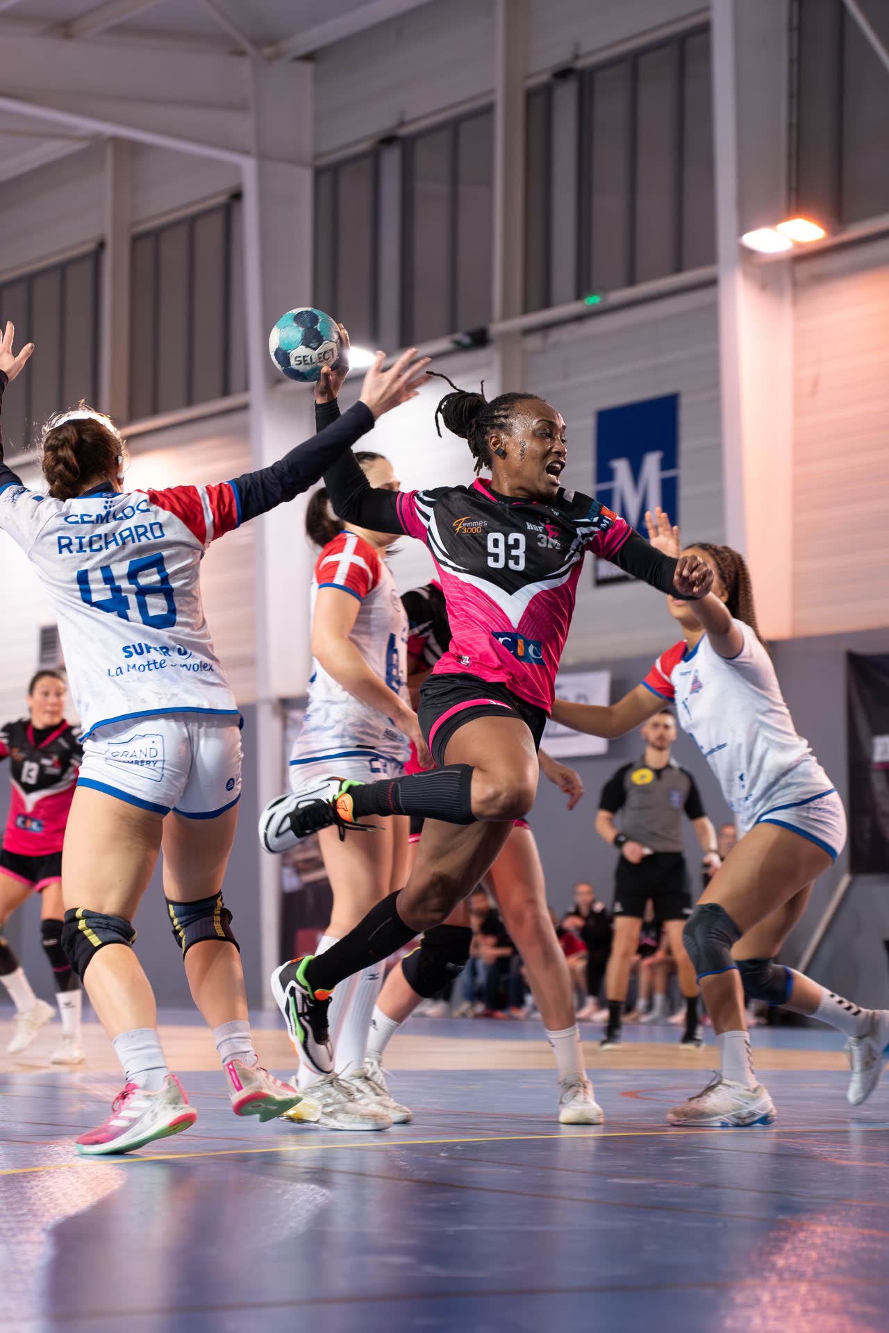 Joueuse de handball en action