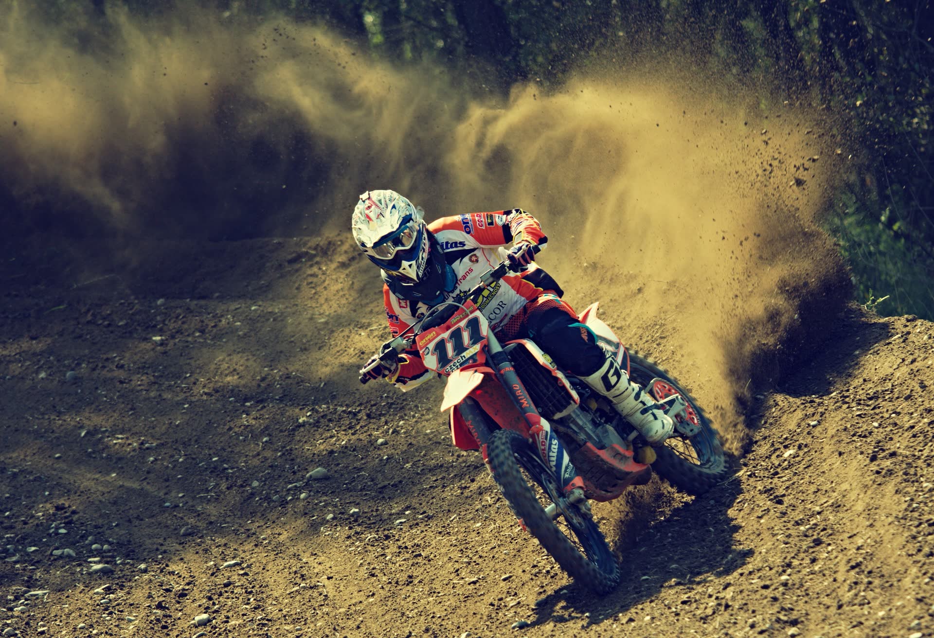 Pilote de moto-cross en pleine courbe