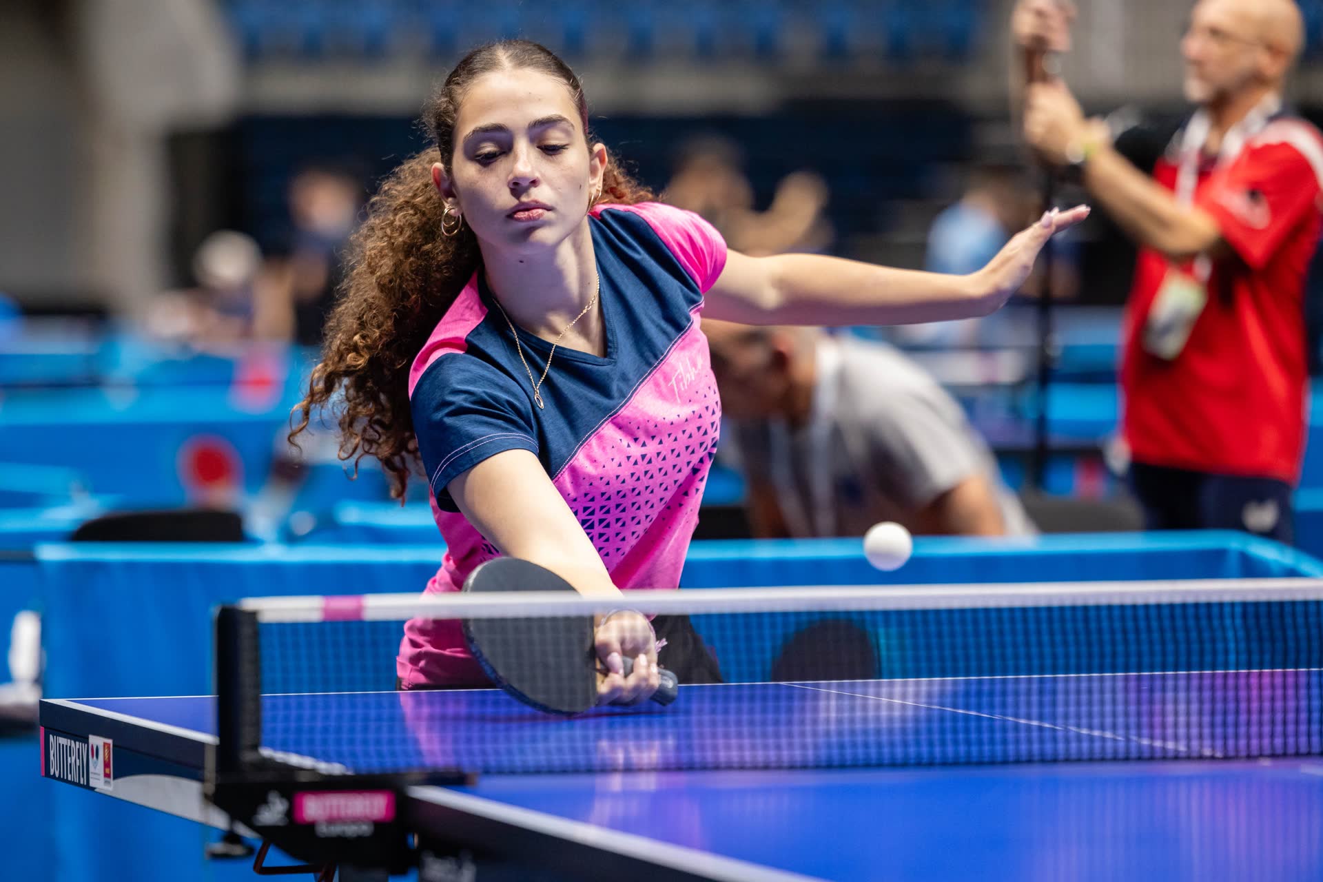 Joueur de tennis de table en action