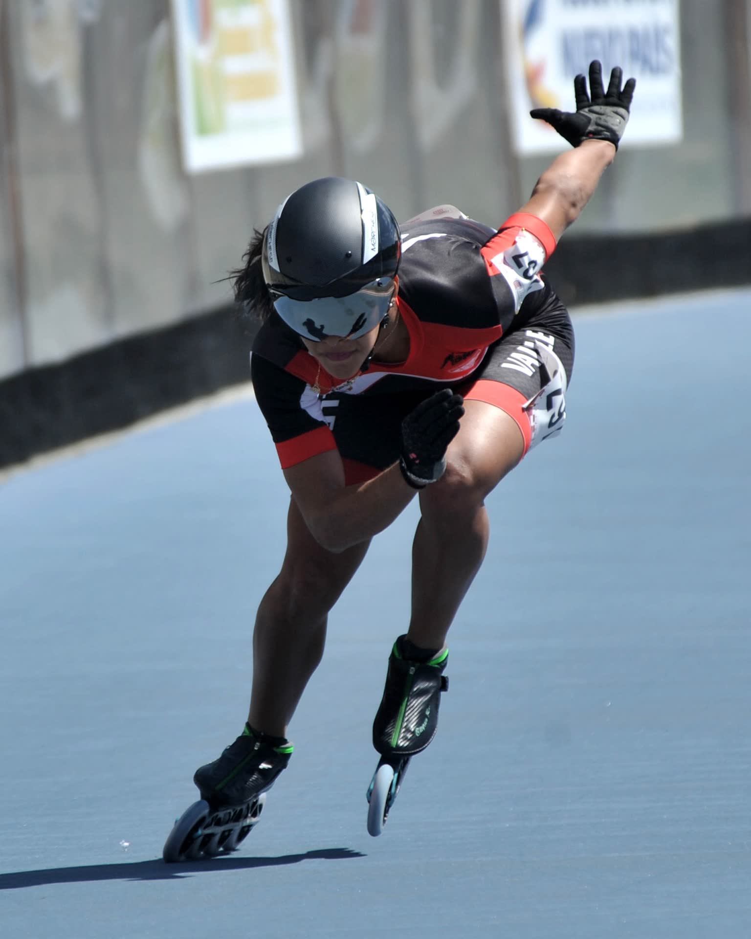 Rider de roller de vitesse en plein effort
