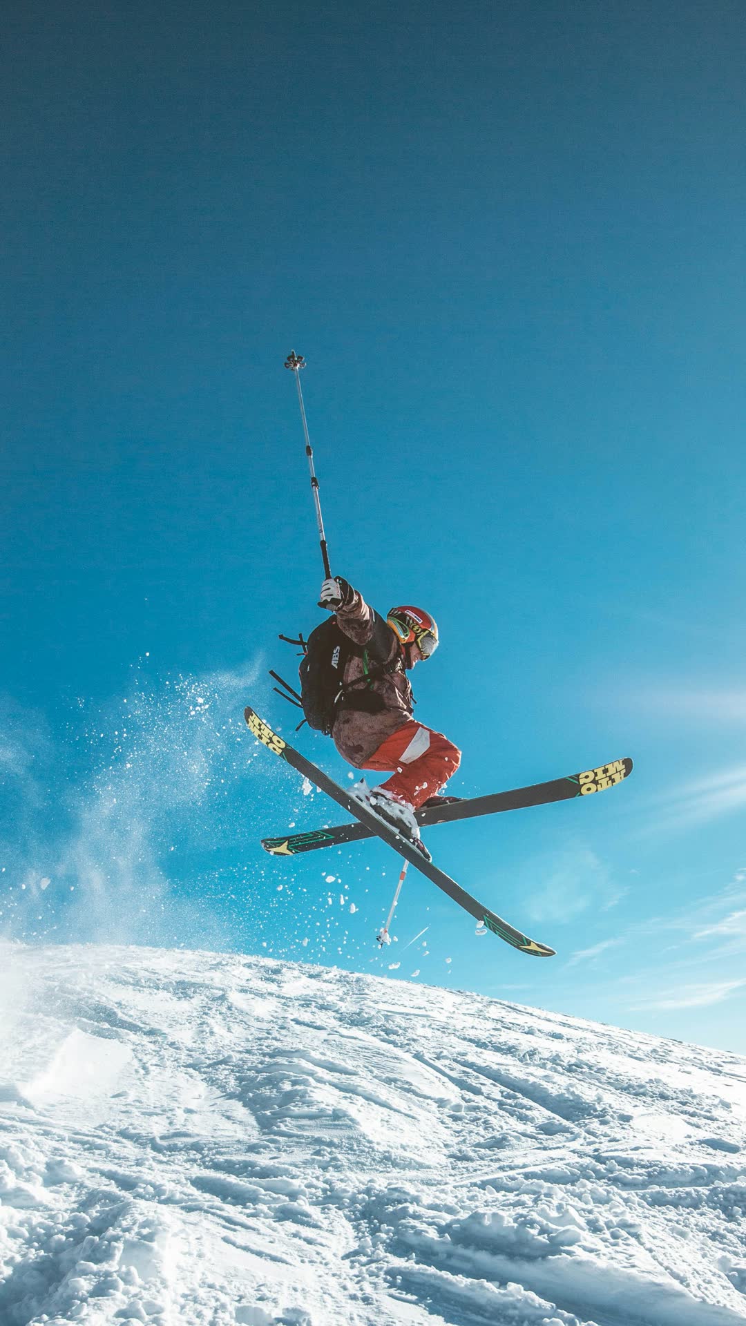 Skieur en pleine figure aérienne