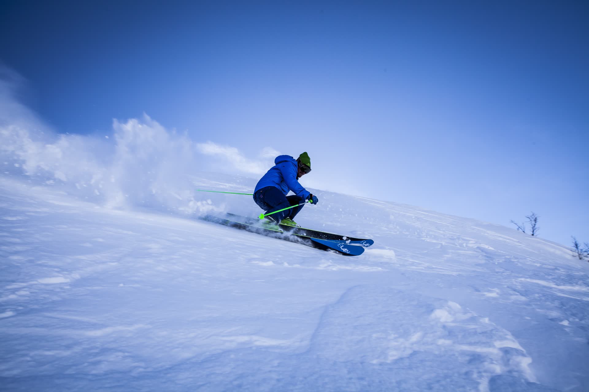 Skieur en pleine trajectoire dans la poudreuse