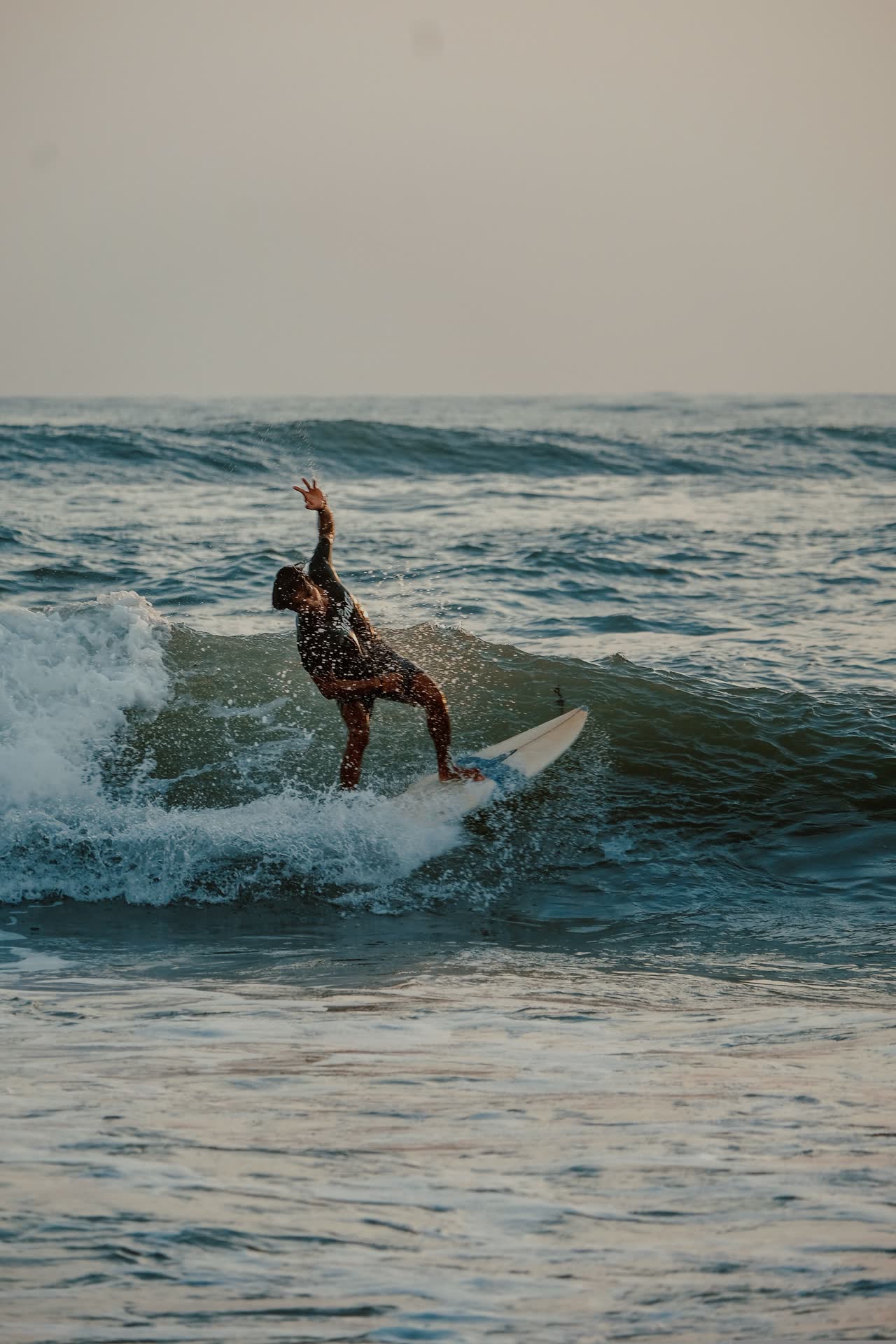 Surfeur glissant calmement sur une vague
