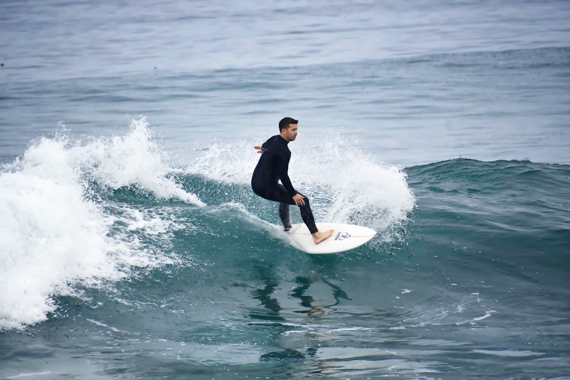 Surfeur sur une vague