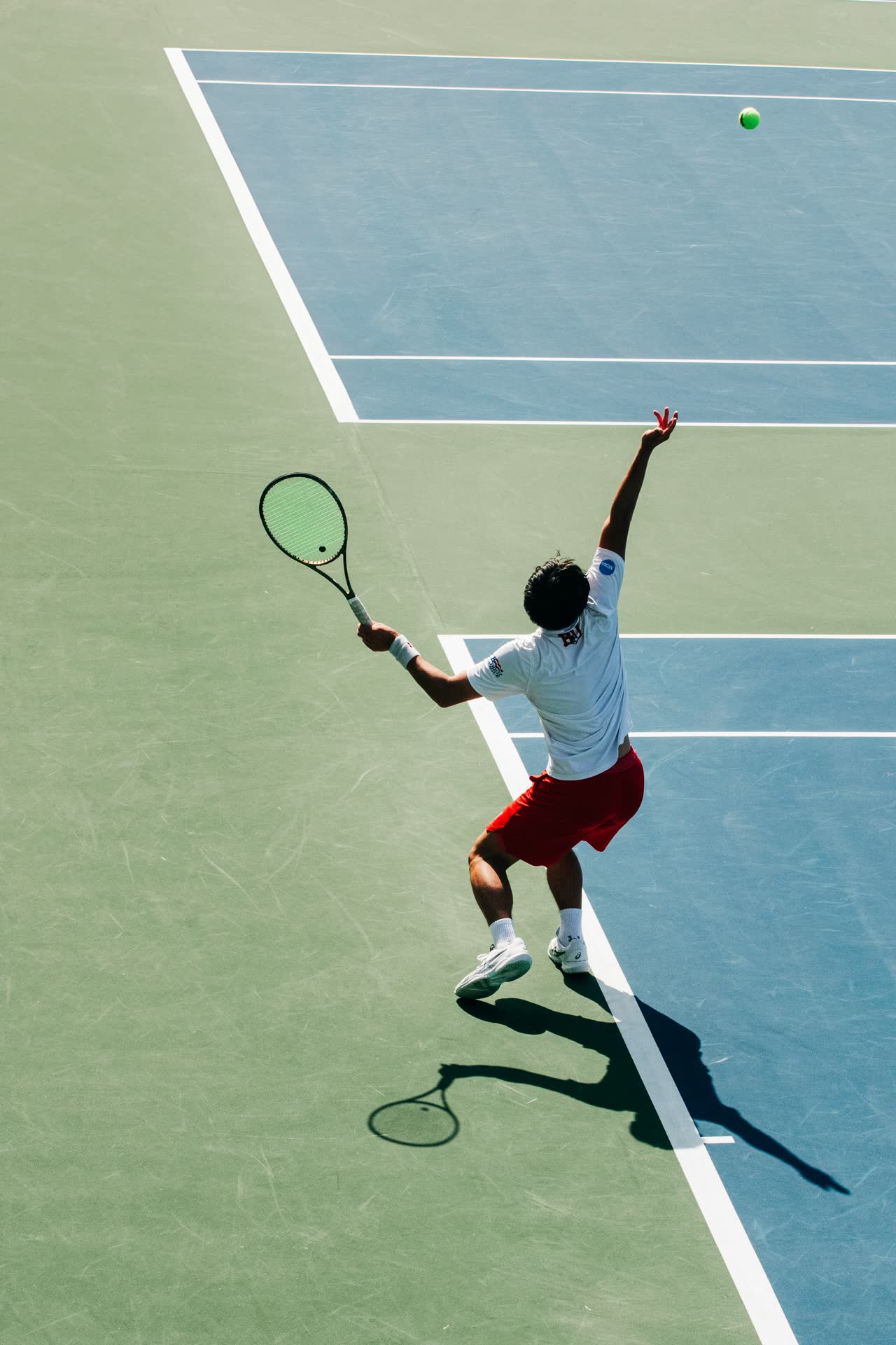 Joueur de tennis en plein service