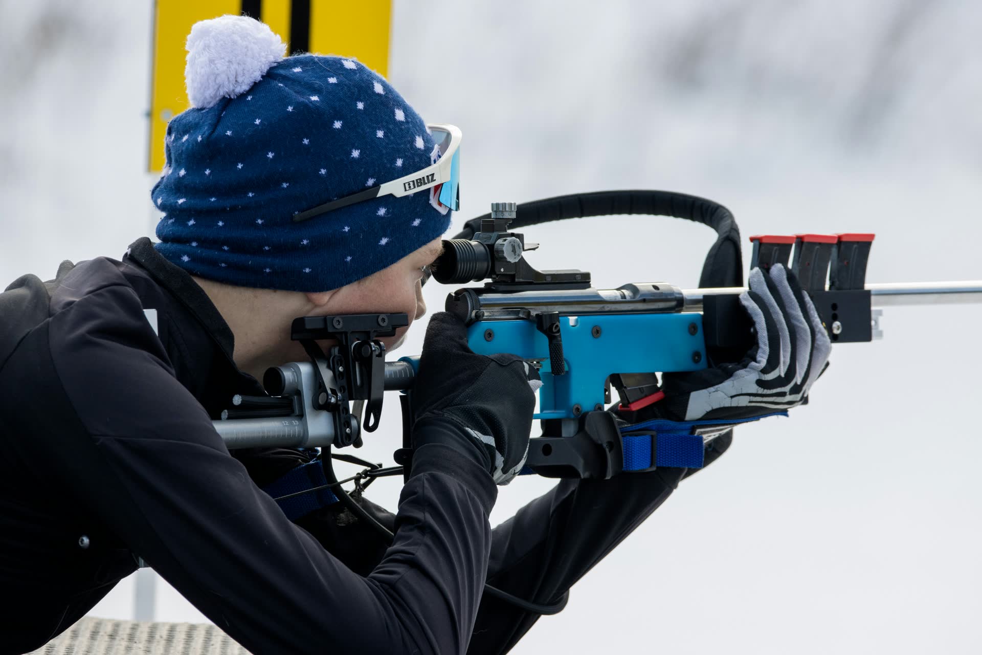 Biathlète concentré au tir